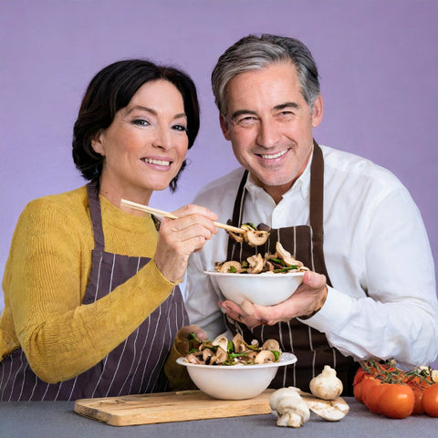 Una mujer y un hombre comiendo champiñones salteados